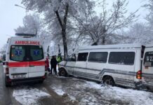 В Бишкеке маршрутка врезалась в дерево, водитель умер на месте. Осторожно, фото!