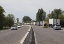 Переговоры подействовали: очередь из фур на кыргызско-казахстанской границе сократилась