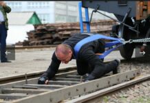 Кыргызстанец переместил 4 железнодорожных вагона и установил рекорд. ФОТО