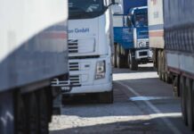 Из-за медленного пропуска казахской стороной на границе скопление грузовиков, — Погранслужба КР