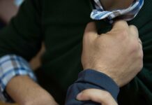 В Кара-Суу подрались депутаты горкенеша. Один попал в больницу