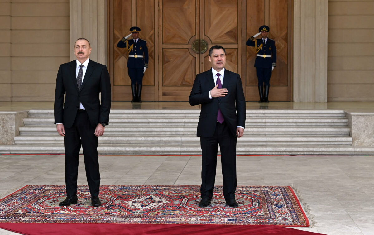 278958026 5107389335974368 4888917131578397675 n В Баку состоялась церемония официальной встречи Садыра Жапарова и Ильхама Алиева
