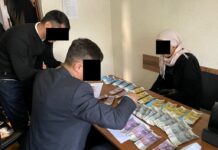 В Сокулуке бухгалтер отдела образования пыталась подкупить сотрудника ГКНБ. Ее задержали