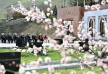 Садыр Жапаров “Ата-Бейитте” Апрель революциясында курман болгон баатырлардын элесин эскерди