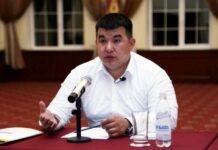 Токмоктун мэри: Өзүңөрдүн унааңар эшикте турса, өкмөттүн унаасын гаражга койгула