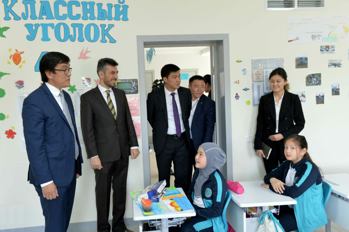 626b980124610 Эдиль Байсалов посетил образовательный комплекс "Маариф" в Бишкеке. ФОТО