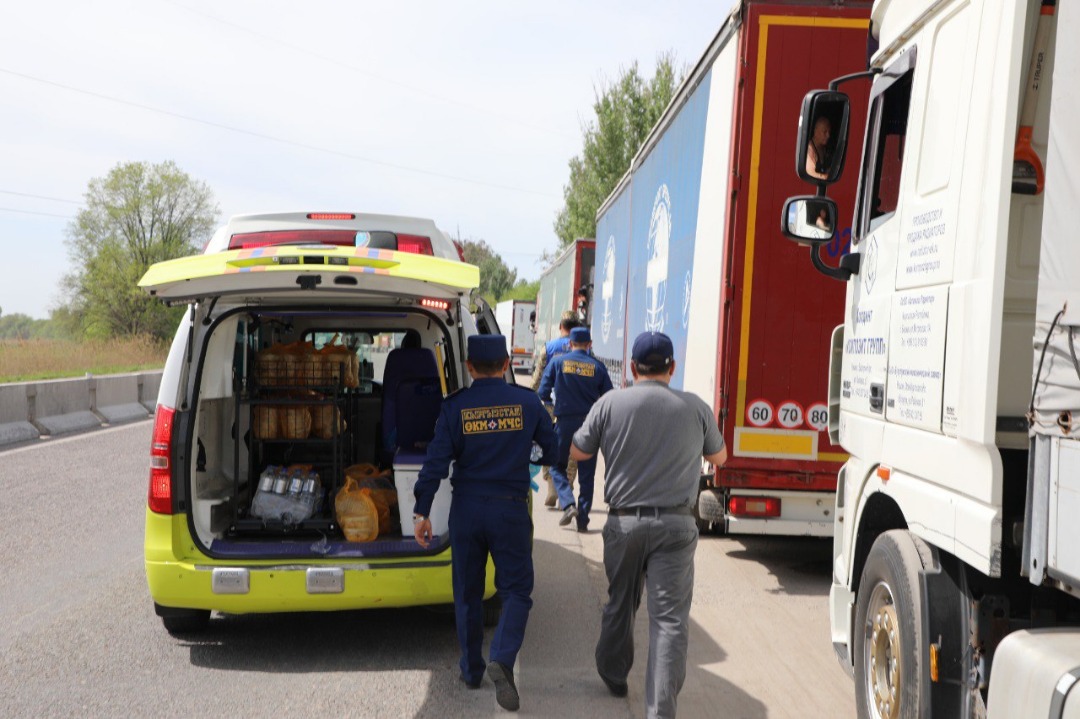 6a1ae2f3 b662 4d49 8bb0 f482e32d4596 Сотрудники МЧС накормили горячим водителей грузовиков, застрявших на границе с Казахстаном