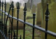 В Токмаке вандалы разрушили могилу и похитили оградку. Задержан 20-летний парень