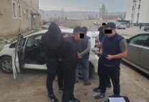 Таласта милиционер тургунду баңгизаттын саттырып жатканда УКМК тарабынан кармалды