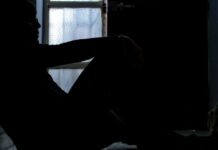 В Нарыне мужчину изнасиловали четверо соседей. Его родные жалуются на бездействие милиции