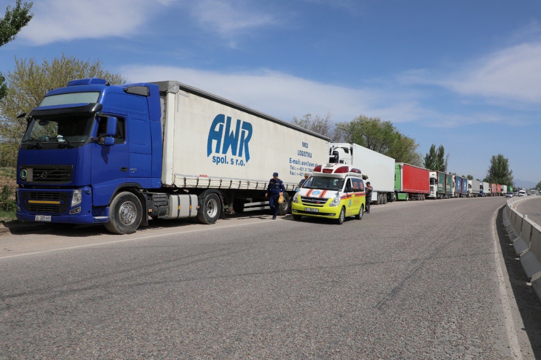 8691a5f1 2b60 442b b7d9 cf795f9d6927 Сотрудники МЧС накормили горячим водителей грузовиков, застрявших на границе с Казахстаном