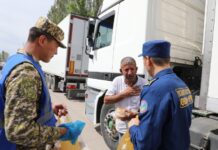 Сотрудники МЧС накормили горячим водителей грузовиков, застрявших на границе с Казахстаном