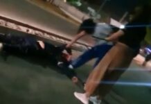 В Бишкеке на улице две девушки избили мужчину палкой и ногами. ВИДЕО