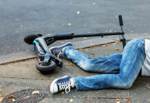 В Бишкеке на «зебре» сбили девушку на электросамокате