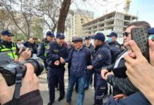 Бишкектин Горький сейил багына митингге чыккандарды милиция кармап кетти