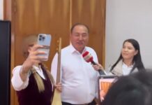 Алымкадыр Бейшеналиев спел под аккомпанемент аккордеона