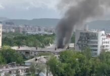 В центре Бишкека крупный пожар. На месте 4 пожарных расчета