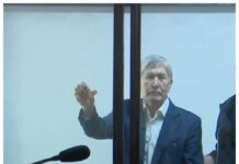 Алмазбек Атамбаев отурган жериндеги айнек кабинканы буту менен тепкилеген видеосу