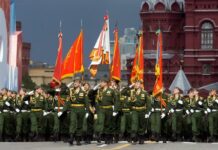 Москвадагы «Өлбөс полктун» чоң гала-концертинде кыргызстандык эки жигит ырдайт. Алар кимдер?