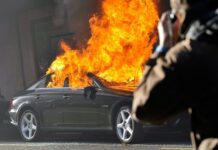 Милициянын айып короосунда турган 4 жеңил унаа күйүп кетти