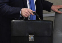 В КР хотят запретить лицам, которые менее пяти лет находятся в гражданстве КР, занимать госдолжности