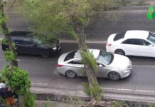 Бишкек шаарында бак кулап, жолдун жээгинде токтоп турган унааны басып калды