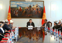 Төрага Талант Мамытов бир катар маданият ишмерлерине сыйлыктарды тапшырды