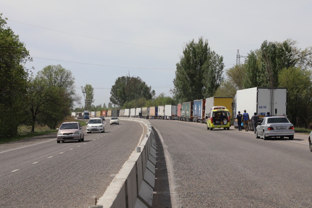 b93a9eb8 0ddf 4421 a1fb 8d61ac50895e Сотрудники МЧС накормили горячим водителей грузовиков, застрявших на границе с Казахстаном