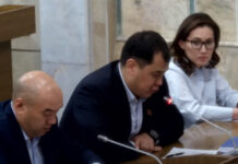 Депутат Улан Бакасов Адахан Мадумаровго кайрылып жатканда, кагаздан окуган эмес