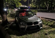 В Бишкеке «BMW» наехала на открытый люк и врезалась в дерево. ФОТО