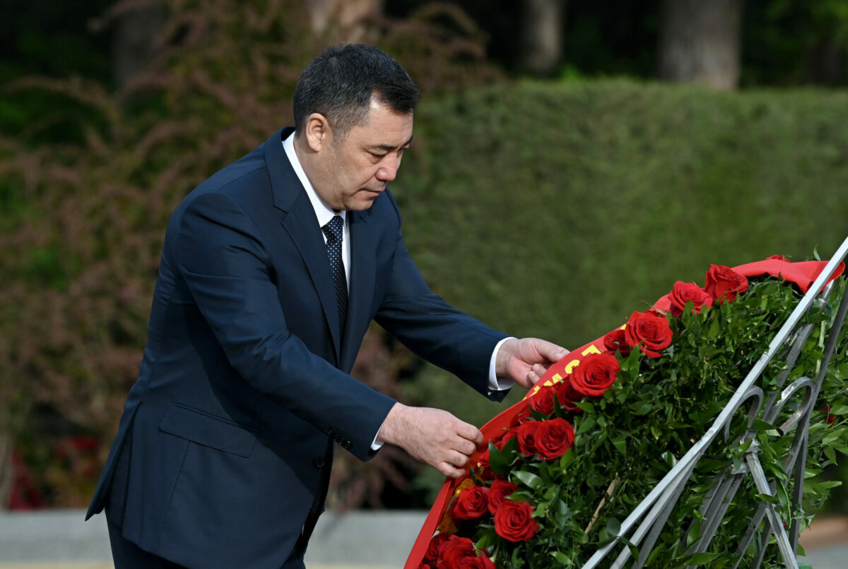 dos 0482 Садыр Жапаров в Баку почтил память Гейдара Алиева и его супруги Зарифы Алиевой. ФОТО
