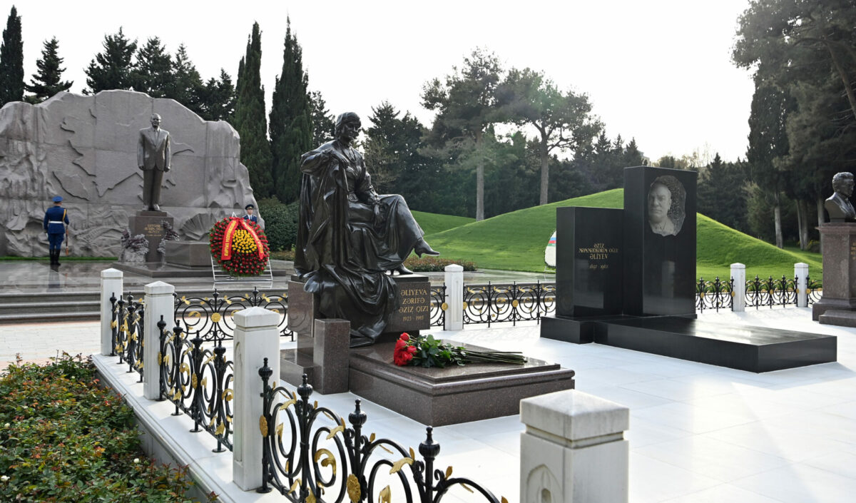 dos 0485 Садыр Жапаров в Баку почтил память Гейдара Алиева и его супруги Зарифы Алиевой. ФОТО