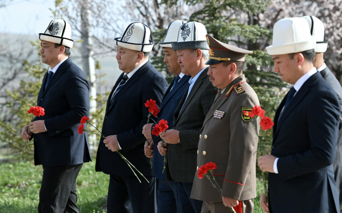 dos 7765 Жапаров, Отунбаева, Жээнбеков почтили память героев Апрельской революции. ФОТО