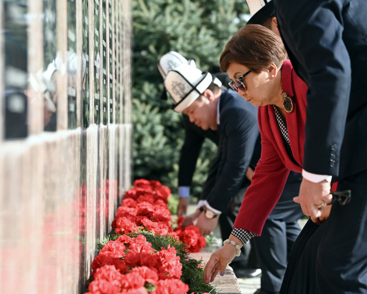 dos 7769 Жапаров, Отунбаева, Жээнбеков почтили память героев Апрельской революции. ФОТО