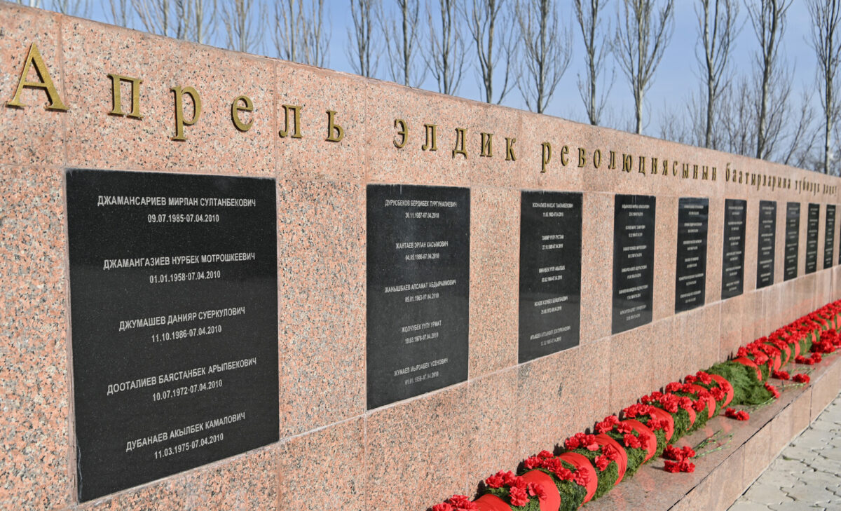 dos 7771 Жапаров, Отунбаева, Жээнбеков почтили память героев Апрельской революции. ФОТО