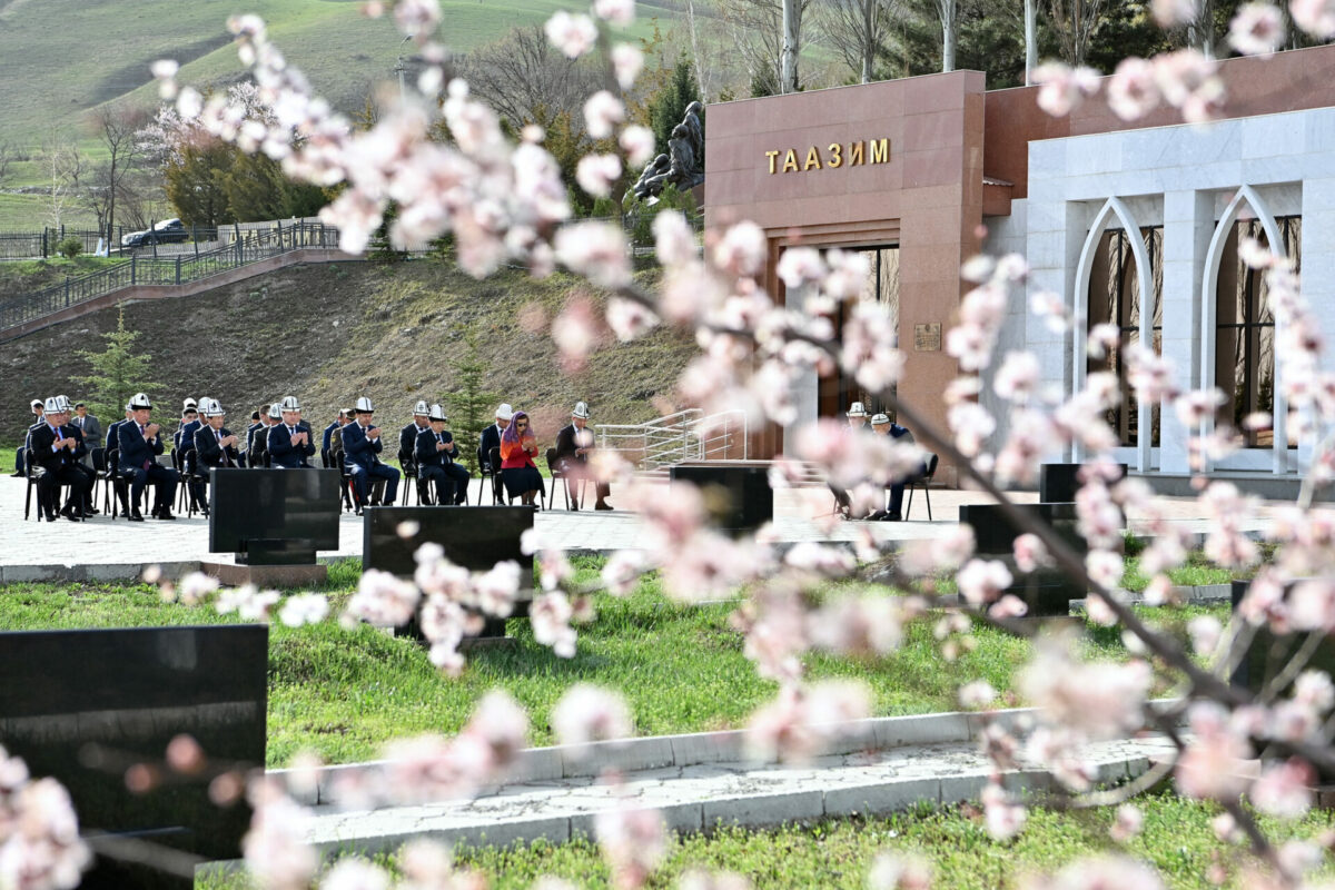 dos 7868 Жапаров, Отунбаева, Жээнбеков почтили память героев Апрельской революции. ФОТО