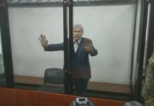 Атамбаев кайра айнекти тепкилеп жатат