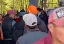 Сотрудники «Тазалыка» чуть не избили чиновника, он сбежал. ВИДЕО