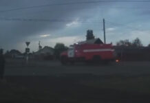 В Бишкеке после ДТП опрокинулась пожарная машина, ехавшая на вызов