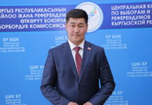 БШК Шайлообек Атазовду Жогорку Кеңештин депутаты катары каттап, күбөлүк жана төш белги тапшырды