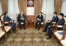 Жээнбек Кулубаевдин алгачкы жолугушуусу: Азербайжандын Кыргызстандагы элчиси Латиф Гандилов менен баарлашты