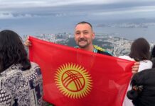 Саякатчы блогер Садыр Жапаровдон Кыргызстандын жарандыгын берүүнү суранды