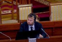 Министрдин орун басары Аркадий Рогальский парламентте телефон чукулап отургандыгы үчүн депутаттардын сынына кабылды