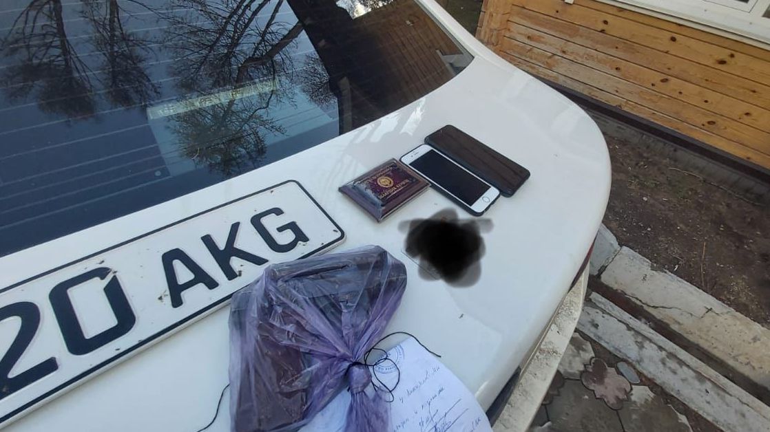 whatsapp image 2022 04 16 at 18 09 05 В Караколе депутат горкенеша угрожал пистолетом парню. Его задержали