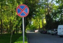 Вдоль бульвара Эркиндик в Бишкеке запретили парковку