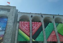 Фасад здания «Илбирс» в Бишкеке обновляют