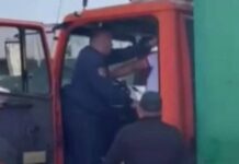 В Таласе сотрудник ОБДД ударил водителя грузовика и лишился работы