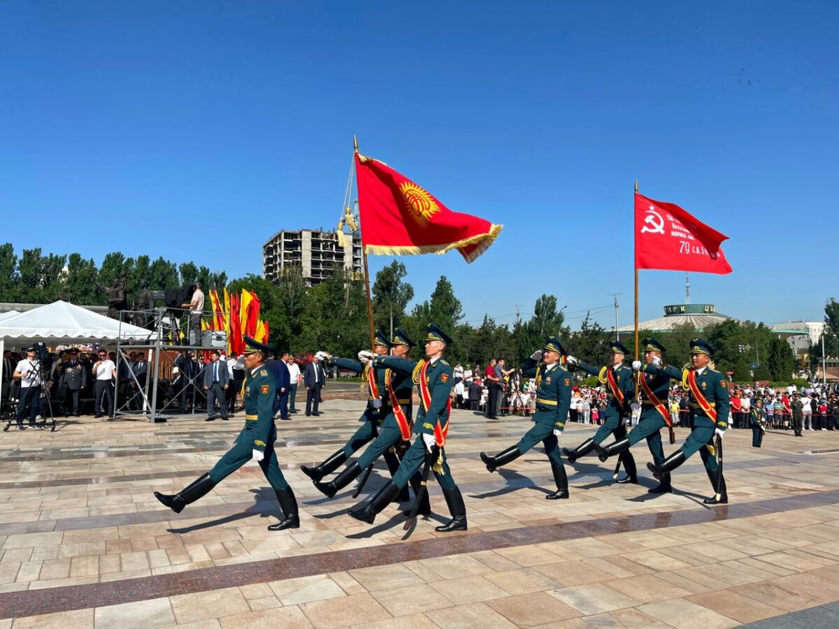 01ea6afe e89b 4319 80a1 95156ff0584e В Бишкеке на площади Победы проходит митинг-реквием с участием президента Жапарова