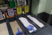 Глава антимонополии проверил цены на сахар и его наличие в торговых сетях Бишкека