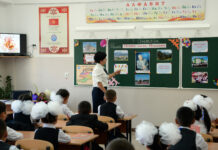 В школах Кыргызстана в начале и конце каждой недели теперь будут исполнять гимн